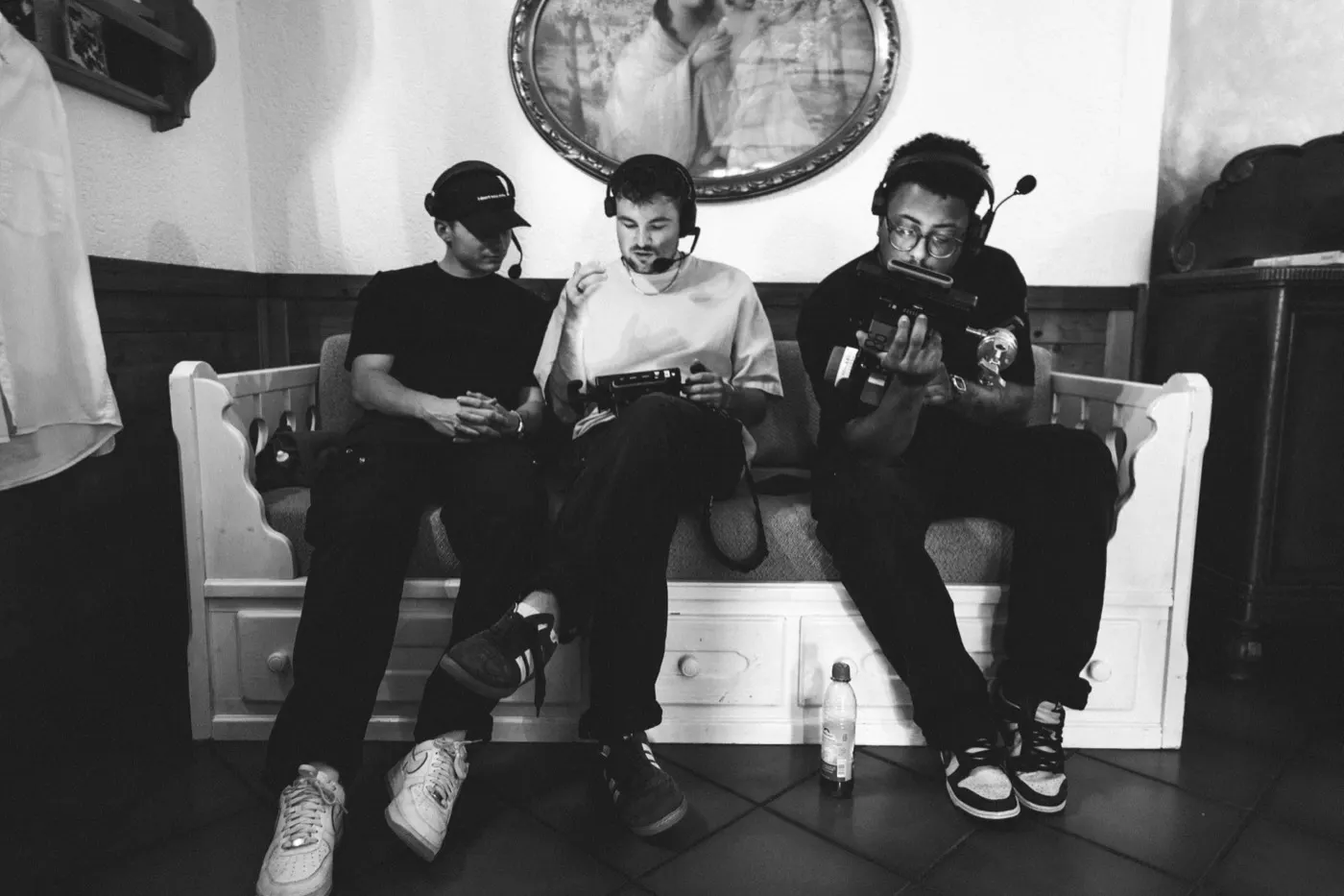 Drei aus der Crew in der Drehpause